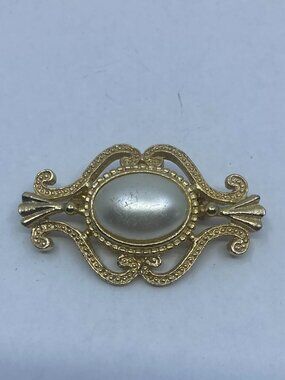 Vtg faux pearl Victorian style gold tone brooch